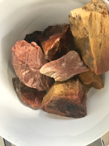 Камень КВАРЦИТ ЦВЕТНОЙ (для бань и саун)  колотый 20 кг